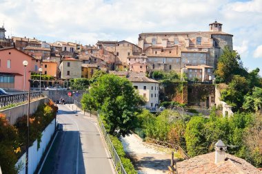 Perugia, İtalya - Yaklaşık Eylül 2017. Güneşli bir günde eski şehrin havadan görünümü.