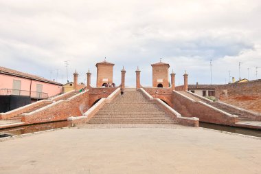 Comacchio, Italya-Circa Ağustos 2017. Tarihi köprü Trepponti görünümü.