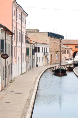 Comacchio sokakları ve kanalları.
