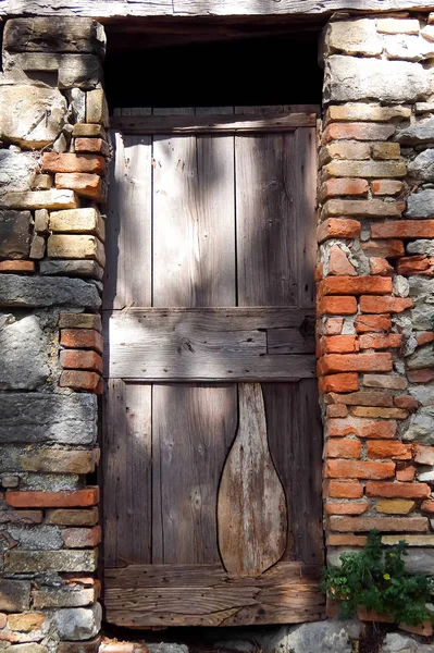 Вид на старі дерев'яні двері, контрастна тінь — стокове фото