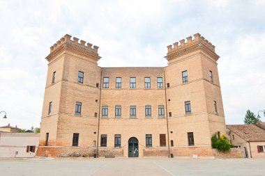 Mesola, Italya-Circa Ağustos 2017. 1578 ile 1583 arasında inşa edilen Mesola Kalesi (Castello Estense della Mesola) manzarası.
