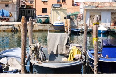 Chioggia, Italya-Circa Ağustos 2017. Şehrin kıyısında demirleyen balıkçı tekneleri.