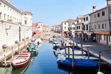 Chioggia, Italya-Circa Ağustos 2017. Şehrin kıyısında demirleyen balıkçı tekneleri.