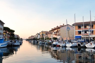 Grado, Italya-Circa Ağustos 2017. Grado 'da yelkenliler güzel akşam görünümü.
