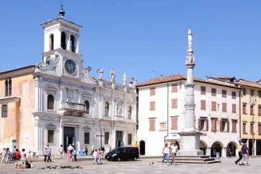 Udine ana meydanındaki insanlar (Piazza Giacomo Matteotti).