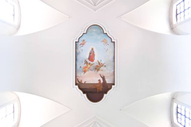 Katolik kilisesinin iç mekanları (Chiesa di San Giorgio di Nogaro).