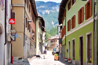 Pontebba, Italya-Circa Ağustos 2017. Pontebba sokaklarında manzara, Avusturya-İtalyan sınırına yakın küçük bir kasaba.