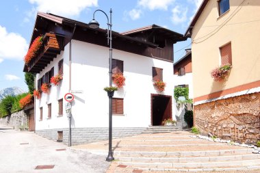 Pontebba sokaklarında manzara, Avusturya-İtalyan sınırına yakın küçük bir kasaba.