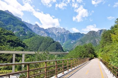 İtalyan dağlarda bisiklet yolu.