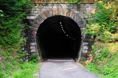 İtalyan dağlarda bisiklet yolu.