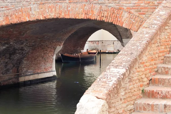 Comacchio Italy Circa August 2017 Boat Old Bridge Ponte Degli — Stock Photo, Image