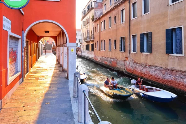 Beautiful Venice canals with boats and gondolas. — Stock Photo, Image