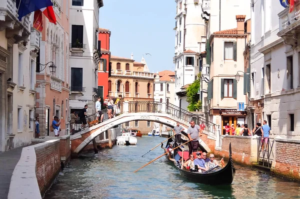 Beautiful Venice canals with boats and gondolas. — Stock Photo, Image