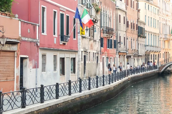 Beautiful Venetian canals in daytime. — Stock Photo, Image
