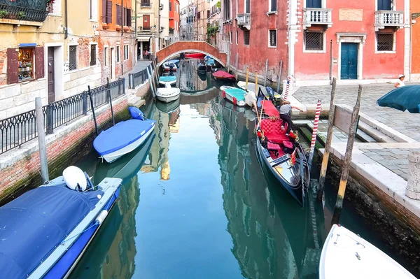 Beautiful Venice canals with boats and gondolas. — Stock Photo, Image