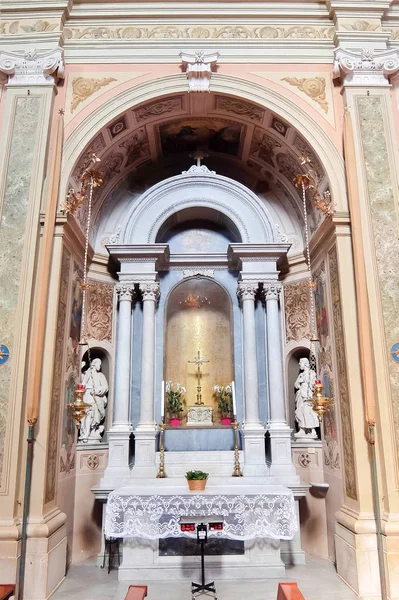 Cussignacco, Italya-Circa Ağustos 2017. Cussignacco 'da Katolik kilisesinin iç mekanları (Chiesa di San Martino Vescovo).