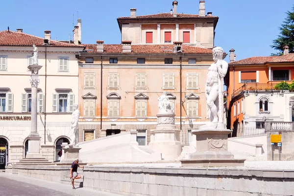 Vista da Piazza della Liberta (praça da Liberdade) em Udine . — Fotografia de Stock