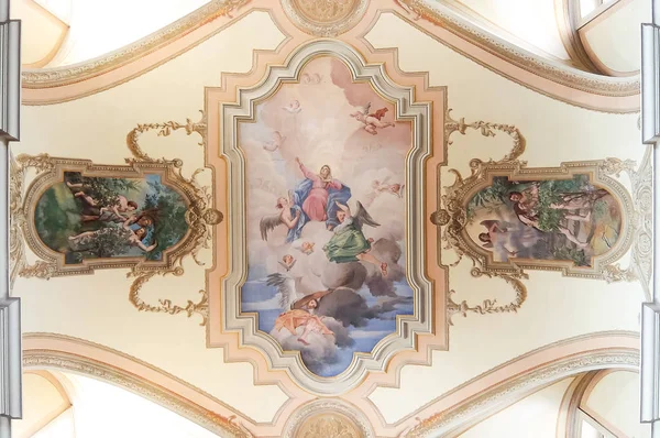 Interni della chiesa cattolica di Cussignacco (Chiesa di San Martino Vescovo ). — Foto Stock