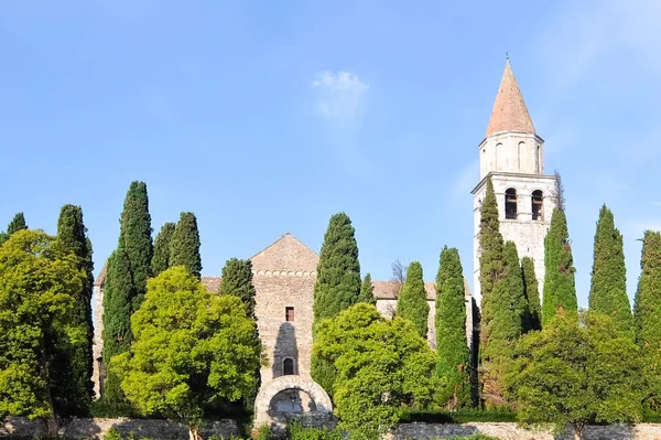 Aquileia, italien. Blick auf die Basilika Santa Maria Assunta. — Stockfoto
