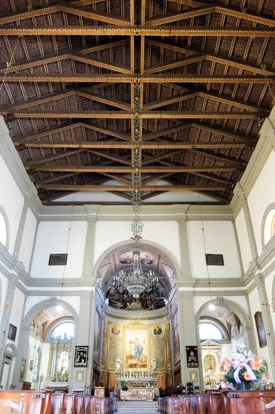 Interiörer i katolska kyrkan (Chiesa del Santissimo Redentore) i Palmanova. — Stockfoto