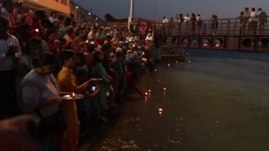 Rishikesh, Hindistan - Circa Mart 2019. Gün batımında Parmarth Niketan ashram Ganga Aarti töreni. Rishikesh Yoga Dünya Başkenti, aynı zamanda turist çekmek çok sayıda yoga merkezleri vardır