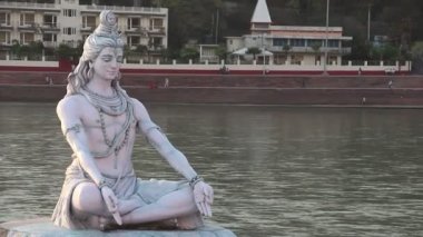 Rishikesh, Hindistan - Mart 2019. Ganga nehri nehir kıyısında Lord Shiva güzel heykeli, Rishikesh, Hindistan.