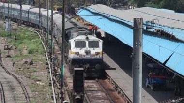 Yeni Delhi, Hindistan - Mart 2019. Eski Delhi tren istasyonuna gelen tren.