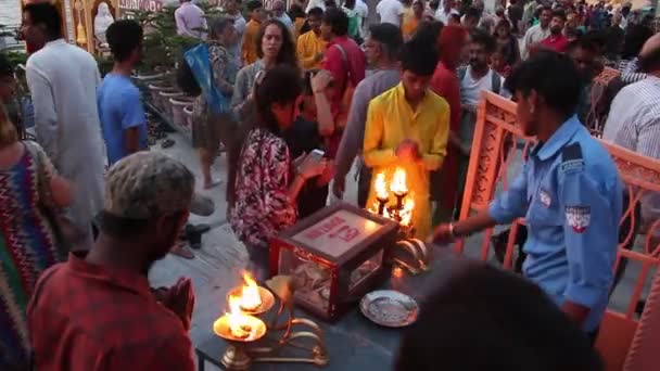 リシケシュ インド 2019年3月頃 日没時にパルマース ニケタン アシュラムのガンガ アーティ式典でお金を寄付する人々 — ストック動画