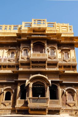 Jaisalmer, Hindistan - Mart 2018. Patwon Ki Haveli 'nin Jaisalmer' deki güzel mimarisi.