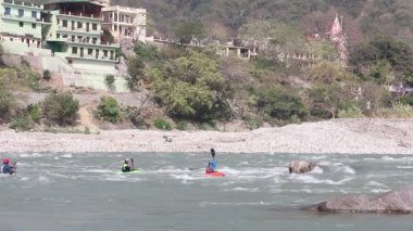 Rishikesh, Hindistan - Nisan 2019. Rishikesh yakınlarındaki Ganga nehri üzerinde rafting ve kano, Uttarkhand, Hindistan