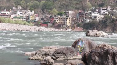 Rishikesh, Hindistan - Nisan 2019. Rishikesh Ganga nehri güzel görünümü.