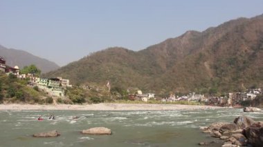 Rishikesh, Hindistan - Nisan 2019. Rishikesh Ganga nehri güzel görünümü.
