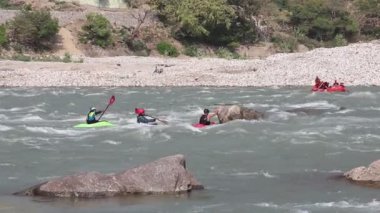 Rishikesh, Hindistan - Nisan 2019. Rishikesh, Uttarkhand, Hindistan yakınlarındaki Ganga nehrinde rafting ve kano.