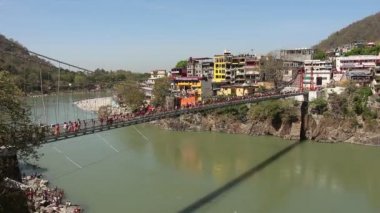 Rishikesh, Hindistan - Nisan 2019. Rishikesh Ganga nehir seti ve Lakshman Jhula köprü görünümü