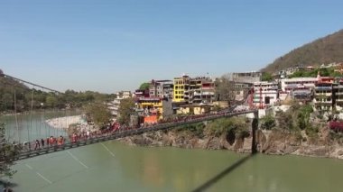 Rishikesh, Hindistan - Nisan 2019. Rishikesh Ganga nehir seti ve Lakshman Jhula köprü görünümü