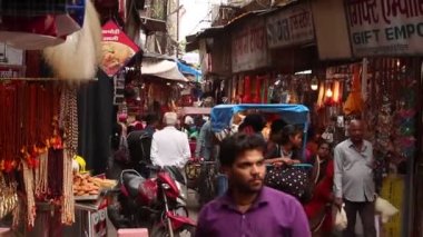 Haridwar, Hindistan - Nisan 2019. Haridwar Har Ki Pauri yakınlarındaki yerel pazar.