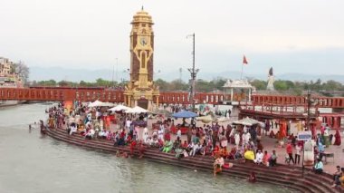 Haridwar, Hindistan - Nisan 2019. Ganga nehri ndeki insanlar, Har Ki Pauri. Har Ki Pauri, Haridwar'daki Ganj kıyılarında ünlü bir ghat..