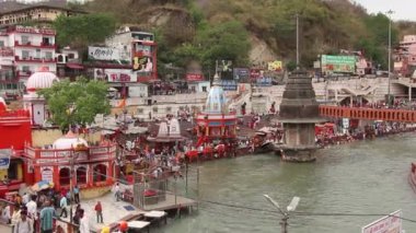 Haridwar, Hindistan - Nisan 2019. Ganga nehri ndeki insanlar, Har Ki Pauri. Har Ki Pauri, Haridwar'daki Ganj kıyılarında ünlü bir ghat..