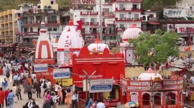 Haridwar, Hindistan - Nisan 2019. Ganga nehri ndeki insanlar, Har Ki Pauri. Har Ki Pauri, Haridwar'daki Ganj kıyılarında ünlü bir ghat..