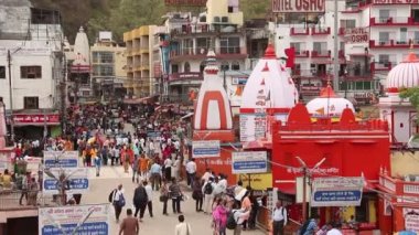 Haridwar, Hindistan - Nisan 2019. Ganga nehri ndeki insanlar, Har Ki Pauri. Har Ki Pauri, Haridwar'daki Ganj kıyılarında ünlü bir ghat..