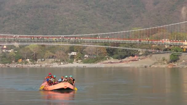 Rishikesh Índia Abril 2019 Rafting Rio Ganga Perto Rishikesh Uttarkhand — Vídeo de Stock