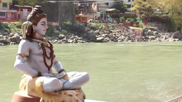 Rishikesh Índia Circa Abril 2019 Estátua Shiva Sentado Meditação Margem — Vídeo de Stock