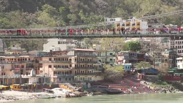 リシケシュ インド 2019年4月頃 リシケシュのガンガ川堤防とラクシュマンジュラ橋の眺め — ストック動画