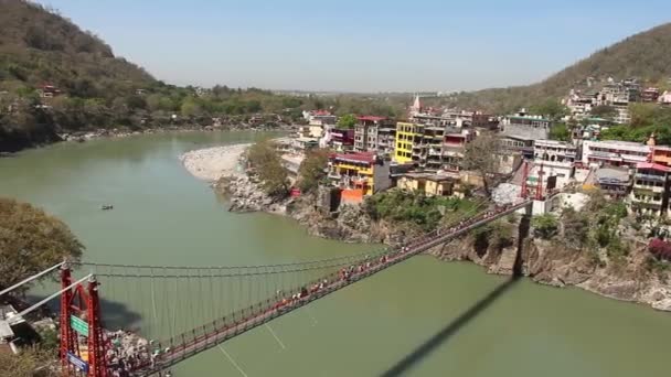 印度里希凯什 Circa 2019 里希克斯的甘加河堤和拉克什曼朱拉桥景观 — 图库视频影像