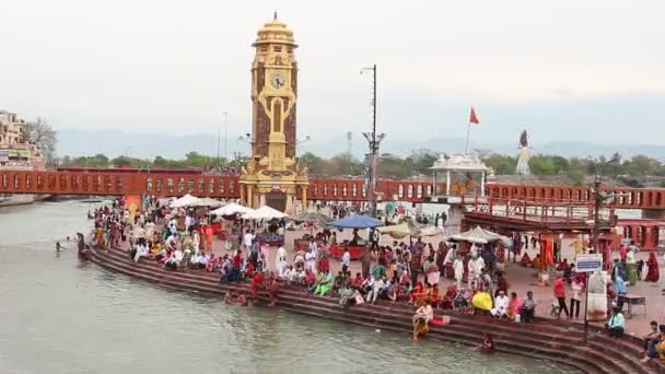 Haridwar India Circa Aprile 2019 Persone Sull Argine Del Fiume — Video Stock