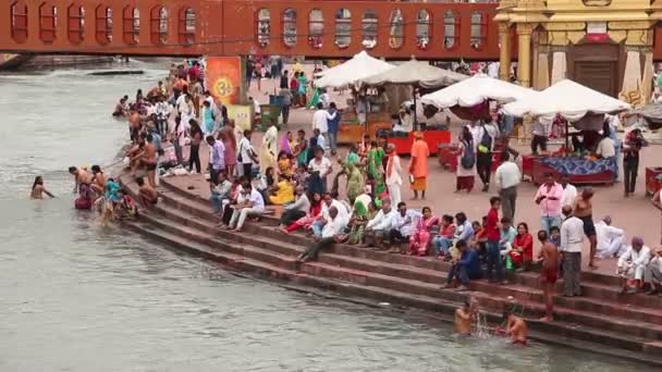 Haridwar India Circa Abril 2019 Personas Terraplén Del Río Ganga — Vídeo de stock