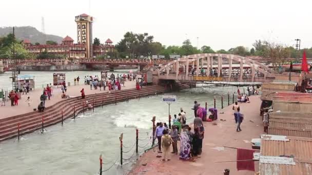 Haridwar Índia Circa Abril 2019 Pessoas Aterro Rio Ganga Har — Vídeo de Stock