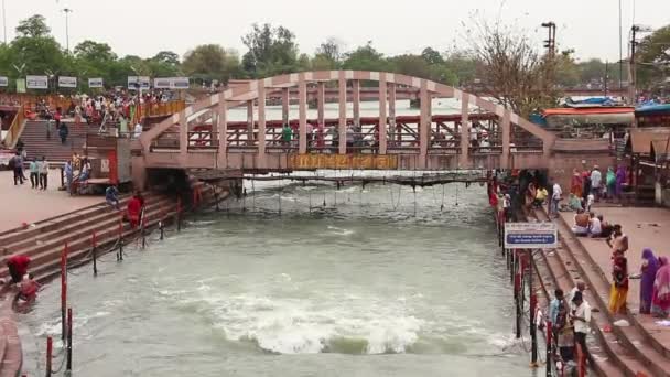 Haridwar Índia Circa Abril 2019 Pessoas Aterro Rio Ganga Har — Vídeo de Stock