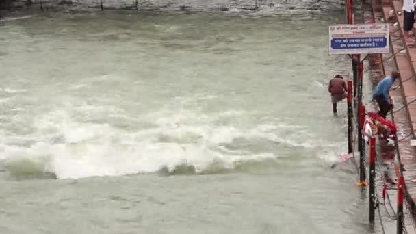 Haridwar India Circa 2019 April Mensen Ganga Rivierdijk Har Pauri — Stockvideo