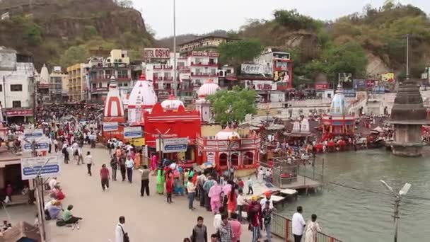 インド ハリドワール 2019年4月頃 ガンガ川堤防の人々 ハーキ パウリハル パウリはハリドワールのガンジス川のほとりにある有名なガートです — ストック動画